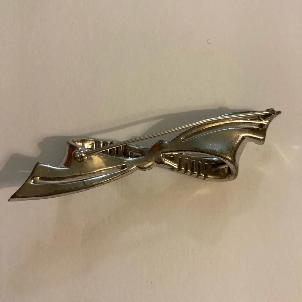 Chic Silver Rhinestone Bow Pin - Picture 2 of 2